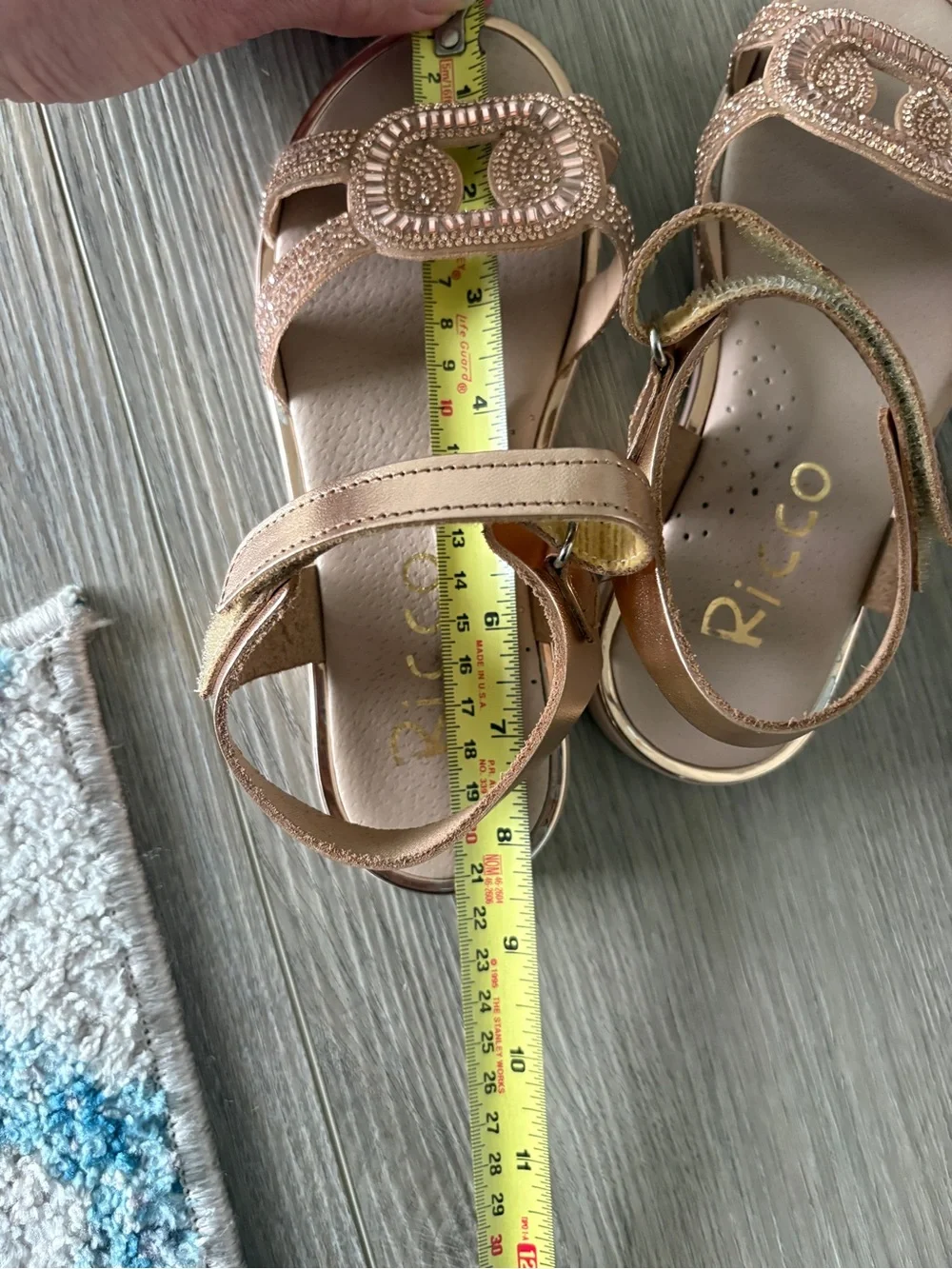 Ricco Girl’s rose gold leather rhinestone Velcro sandals size 1.5/2